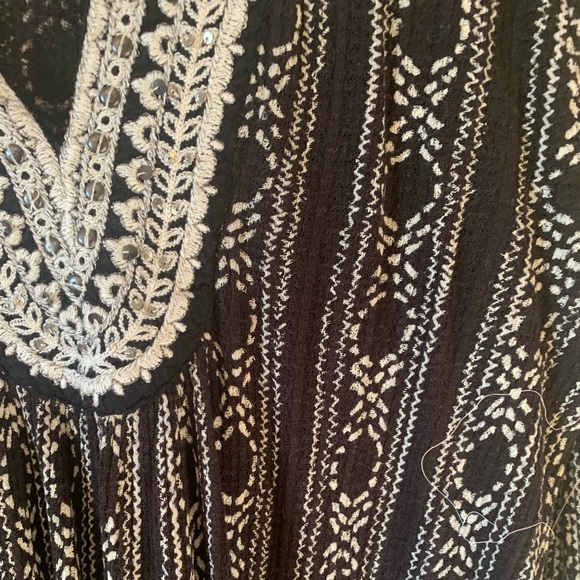 Lucky Brand Split Neck Crocheted Accent Black /White Top Size L Like New - Picture 3 of 11